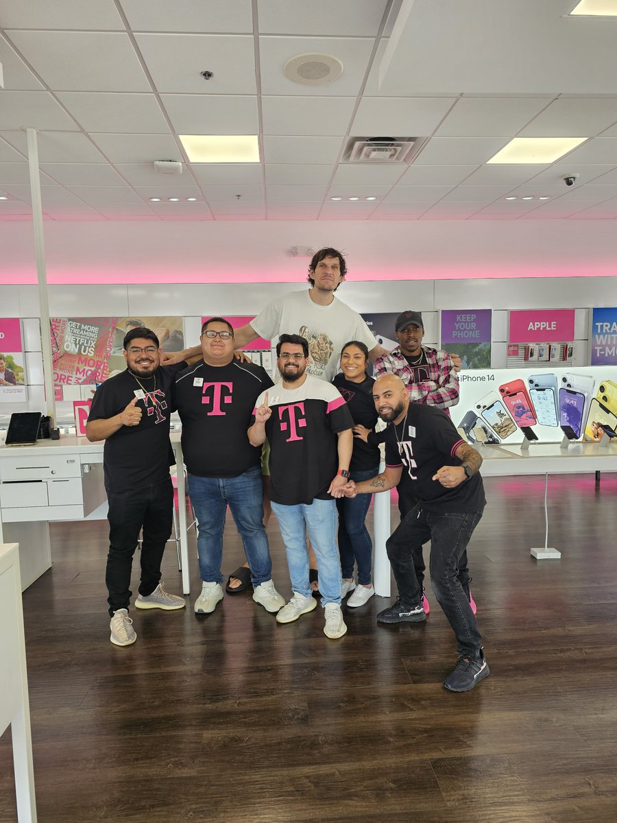 GRod6NWTX's tweet photo. BobanMarjanovic from Houston rockets came in and activated service us 🙌 https://t.co/BqgFc56Rz0