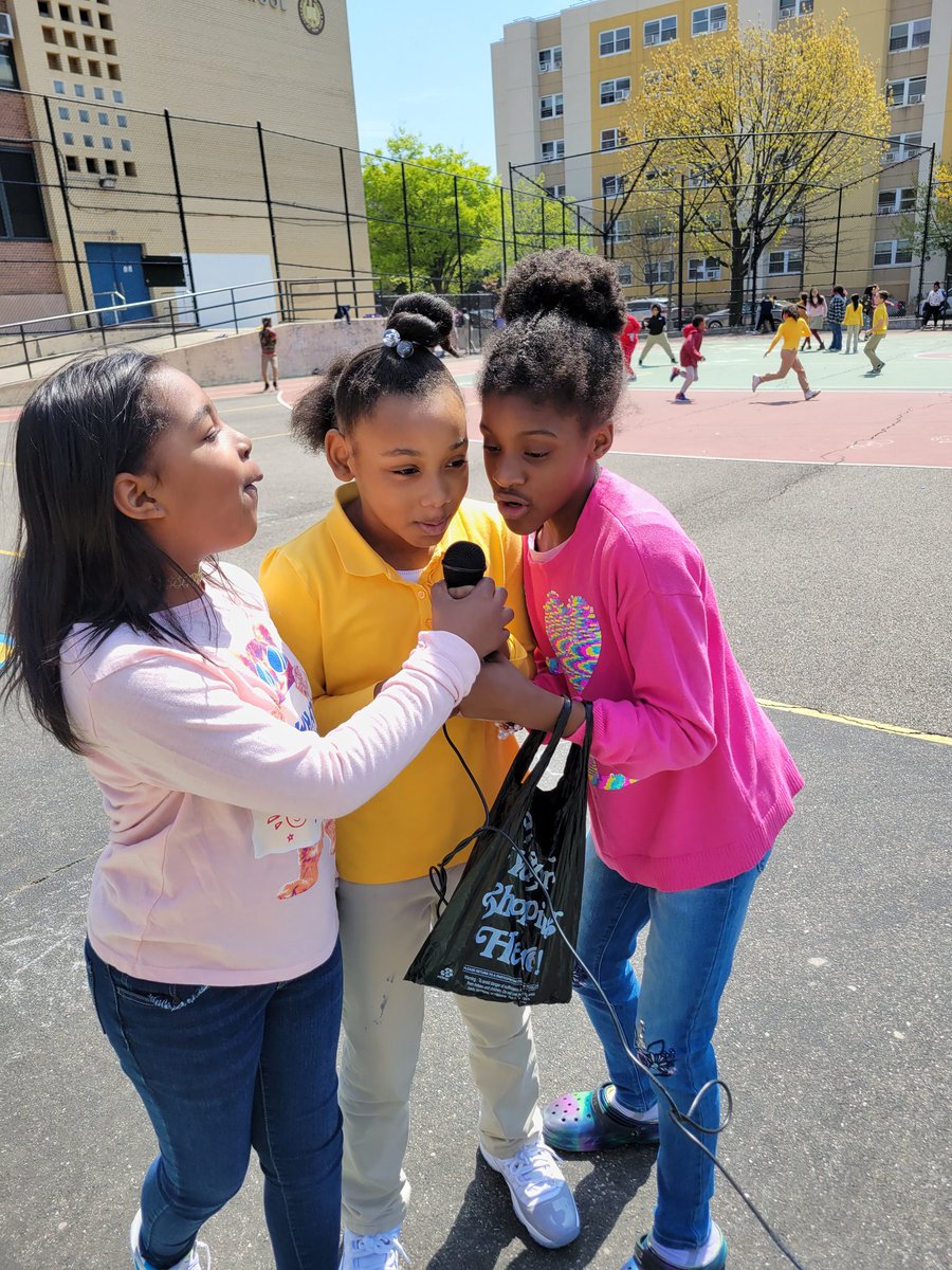 HeyBccs's tweet image. A beautiful spring day of learning, sharing and glowing today at Brighter Choice Community School! Healthy Eats and Moving Feets!! @CommunitySupt16 @D16LEADS @NequanMclean @JabariBrisport @stefanizinerman @CMChiOsse @NYCSchoolsOSYD