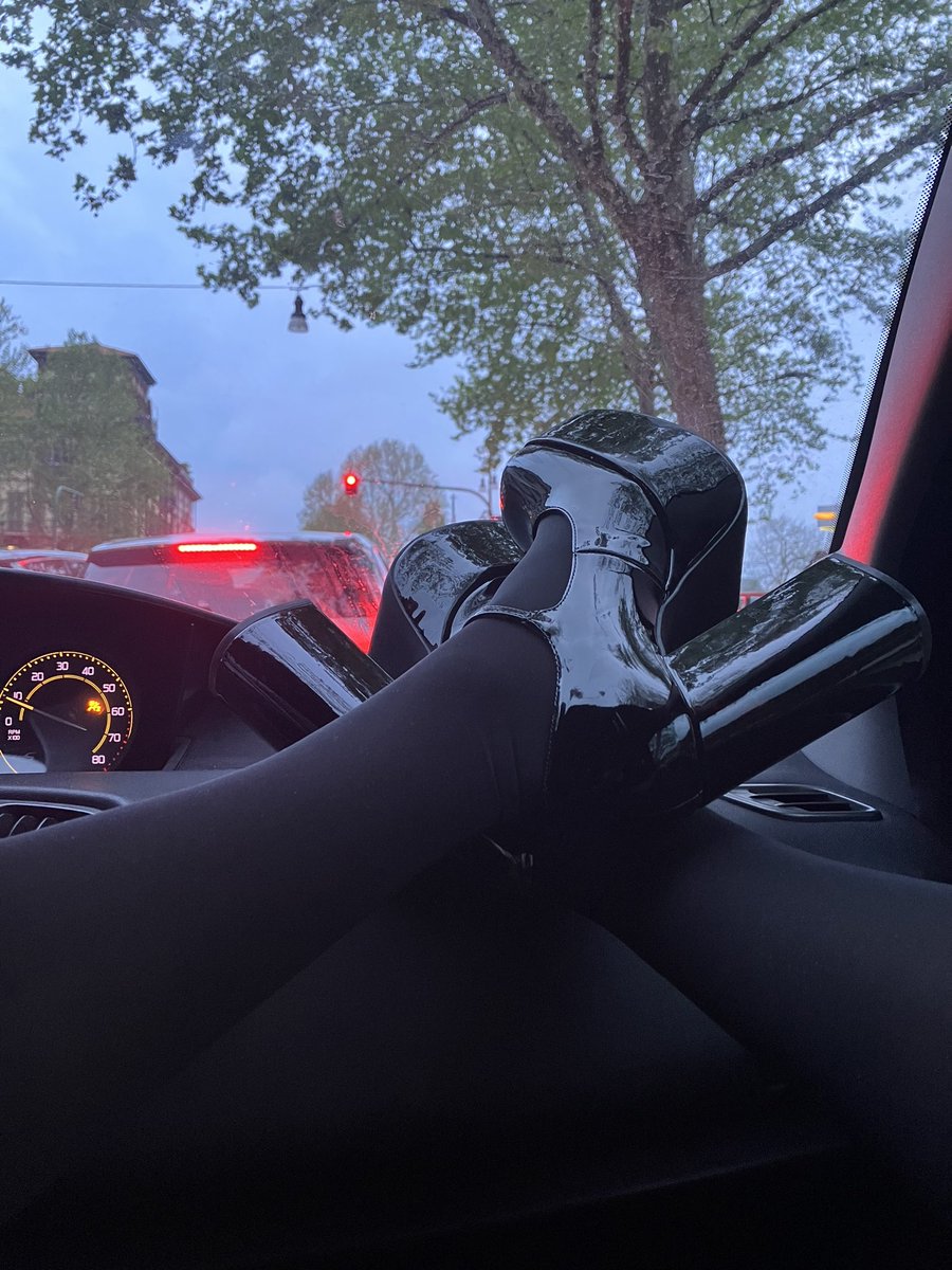 DeaAnna8's tweet photo. Che bello avere un taxi personale https://t.co/fCpVq3JXLx