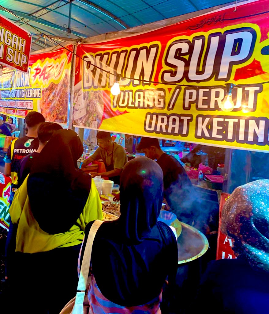 K11mss's tweet photo. Malaysian always eager to taste a variety types of food and drinks, so there is a multiple booth that offer this kind of demand. At “Karnival Mahabbah”, the booth is like their second home as they will stay there until late midnight. https://t.co/I4ykPwIbPV