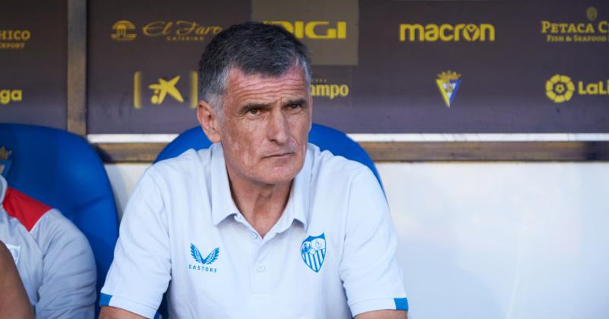 CaadeOKC's tweet photo. José Luis Mendilibar:

-Apesta a carajillo
-Se duerme escuchando la radio
-Cuando le traen la cuenta pregunta ‘Que hemos roto’
-Llama a la Play ‘la maquinita’

Y hoy ha humillado al Manchester United. Honor https://t.co/Tow9wkklSM