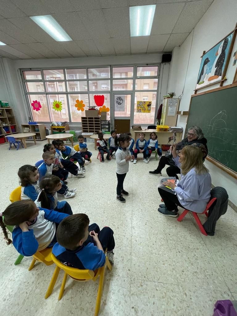webjmsantandreu's tweet photo. Contacontes amb famílies a P3 #Infantil #jmsantandreu #somjm https://t.co/yX8s3xq2Q0