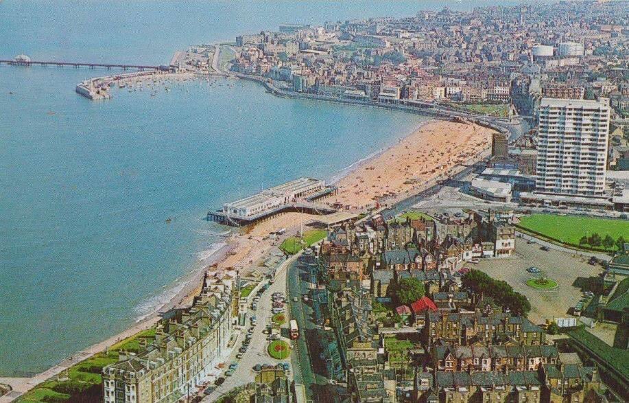 PriorRichard's tweet photo. 1960's  vision  #Margate https://t.co/O6EH9XQdyh