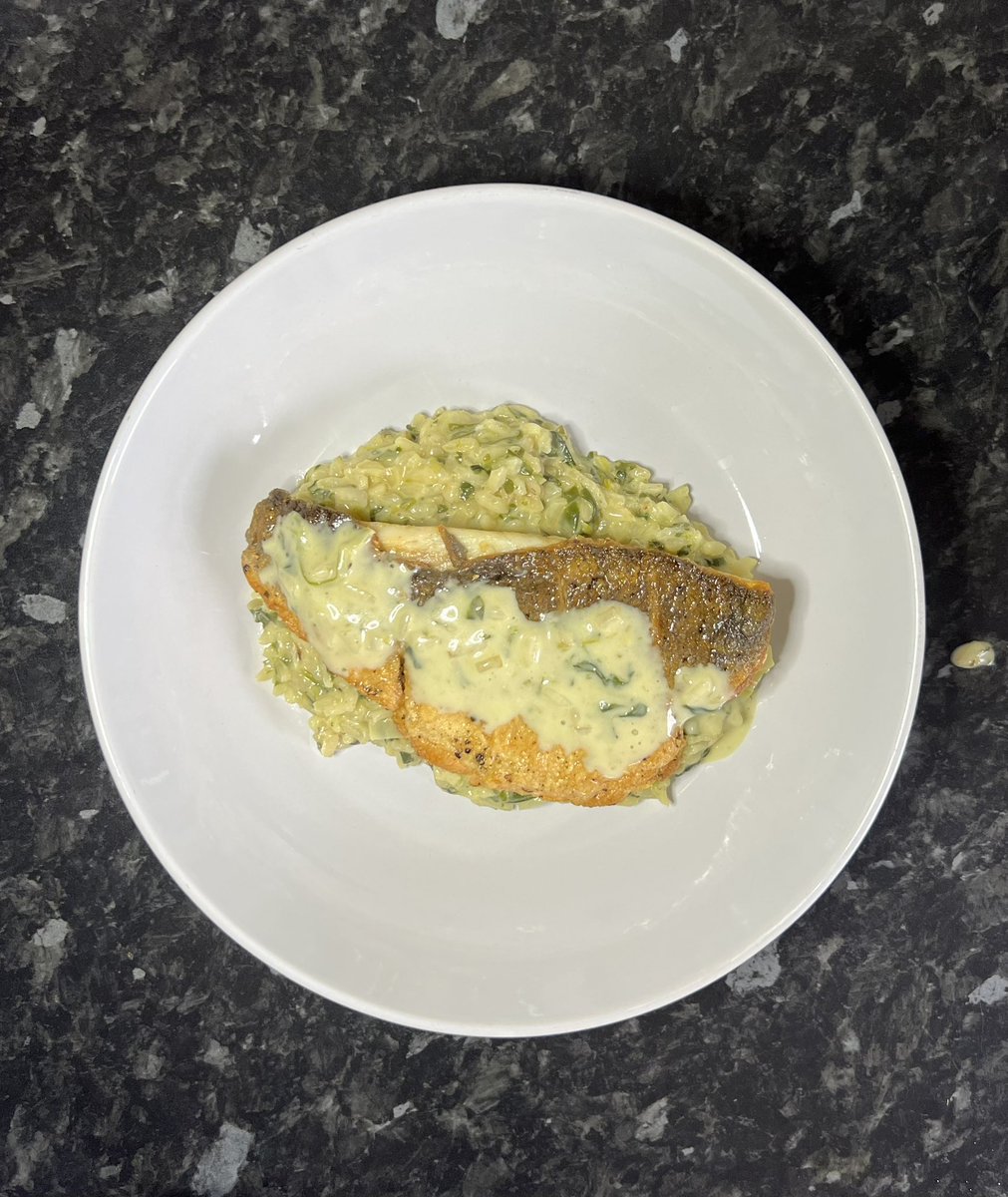 neesha2407's tweet photo. On the menu tonight: Pan Fried Sea Bass on a bed of Creamy Spinach Risotto #fishfordinner #seabass #dinnerforone https://t.co/pw54w5vy8K