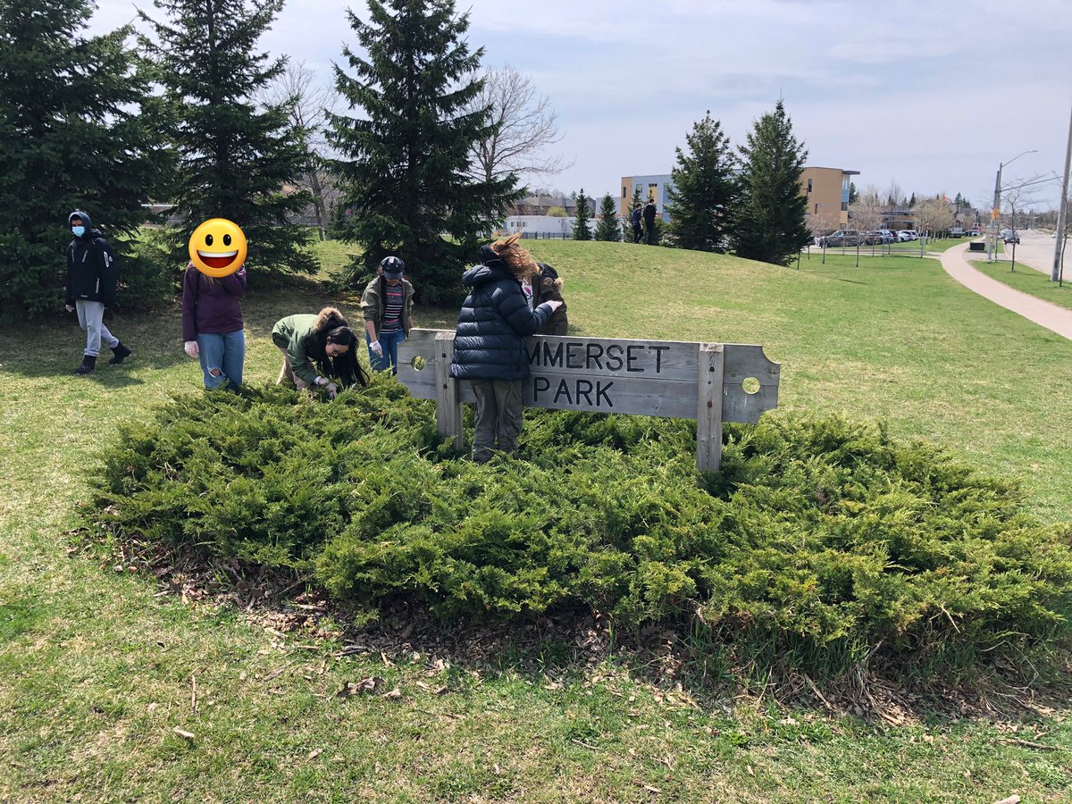 MissJadoonanan's tweet photo. Happy #EarthDay @ArdaghBluffsPS ! Today we were “springing into clean” as we helped the community out by cleaning up litter as a group this afternoon. Way to go bengals! 🌎♥️ https://t.co/zPpaqf85CC