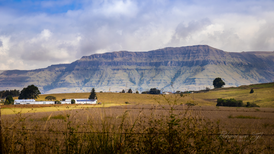 PlanetPhotosZA's tweet photo. I love the Drakensberg. Such a fantastic place to visit.  #Drakensberg #tourism #Southafrica https://t.co/USd5b00fHK