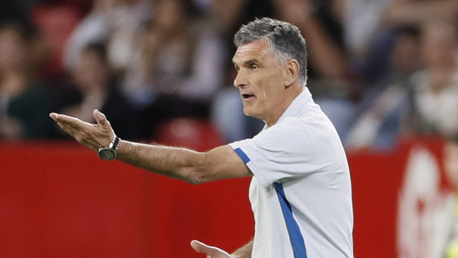 Tiene 62 años y ha debutado en Europa cargándose al United, va en un chándal de su talla, no lleva tatuajes ni cuenta milongas. Posiblemente si el Sevilla no hubiera estado casi en el infierno, nunca lo hubieran llamado. Ha cambiado completamente a un Sevilla que vuelve a ser un