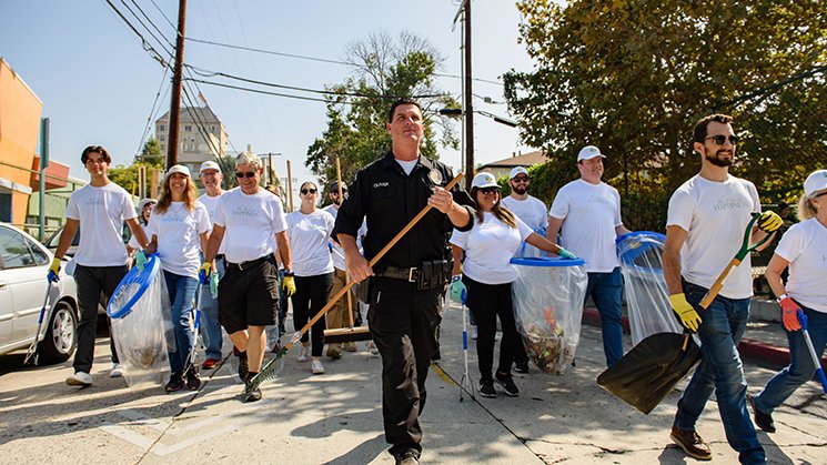 Awarding winning photo: A team of volunteers from the Church of Scientology with a Senior Lead Officer from LAPD’s Hollywood Division during a recent Hollywood Cleanup was a winner in the national Faith & Blue Weekend Photo contest, March 30, 2023.
freedommag.org/news/cleaning-…
