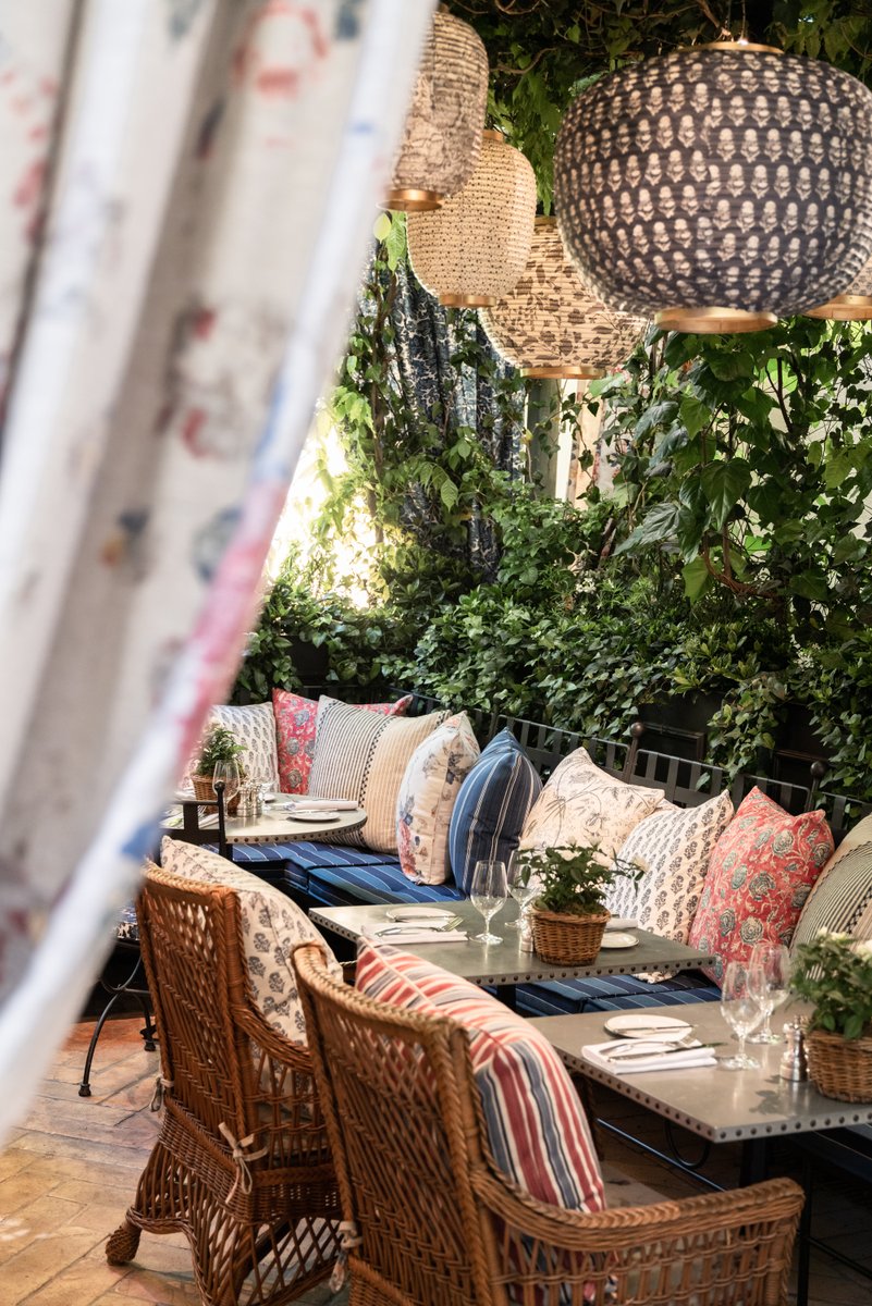 RalphLauren's tweet photo. Elegantly draped patterns cascade from above to envelop the courtyard of Ralph Lauren on Via della Spiga and are accented with festive lanterns—showcasing Ralph Lauren Home’s Fabric by the Yard collections in celebration of #MilanDesignWeek.
#RLMilan https://t.co/ZPwzb816Kr