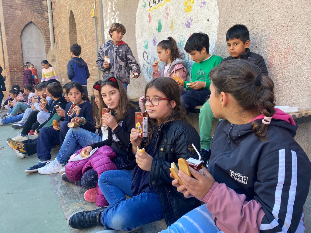 webjmsantandreu's tweet photo. Compartim l’esmorzar de Pasqua a Sant Pacià #Primaria #jmsantandreu #somjm #somosjm https://t.co/ccx5QDpGg5