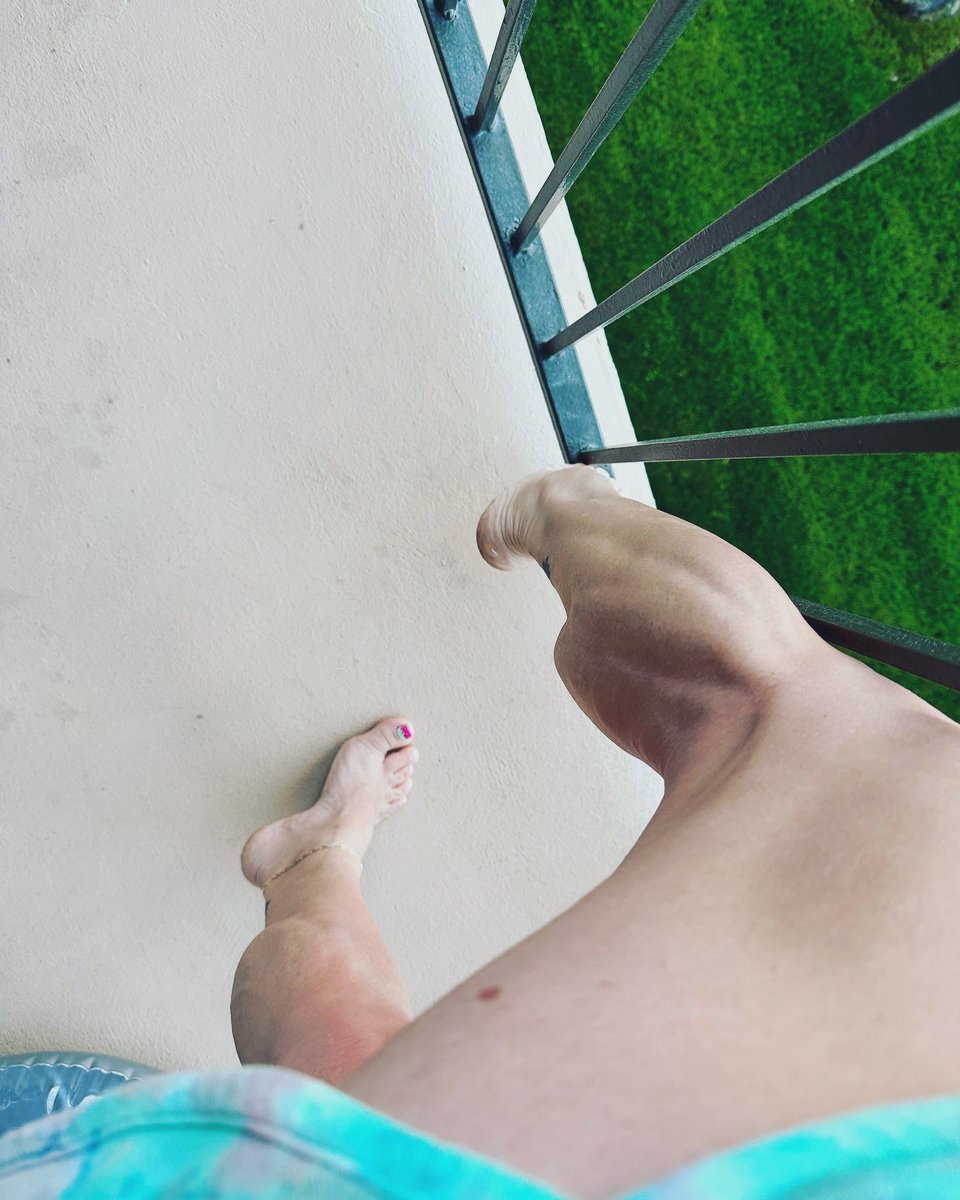craftycalves's tweet photo. Coachella #flex #calves #soles #toes https://t.co/JylpR7aabF