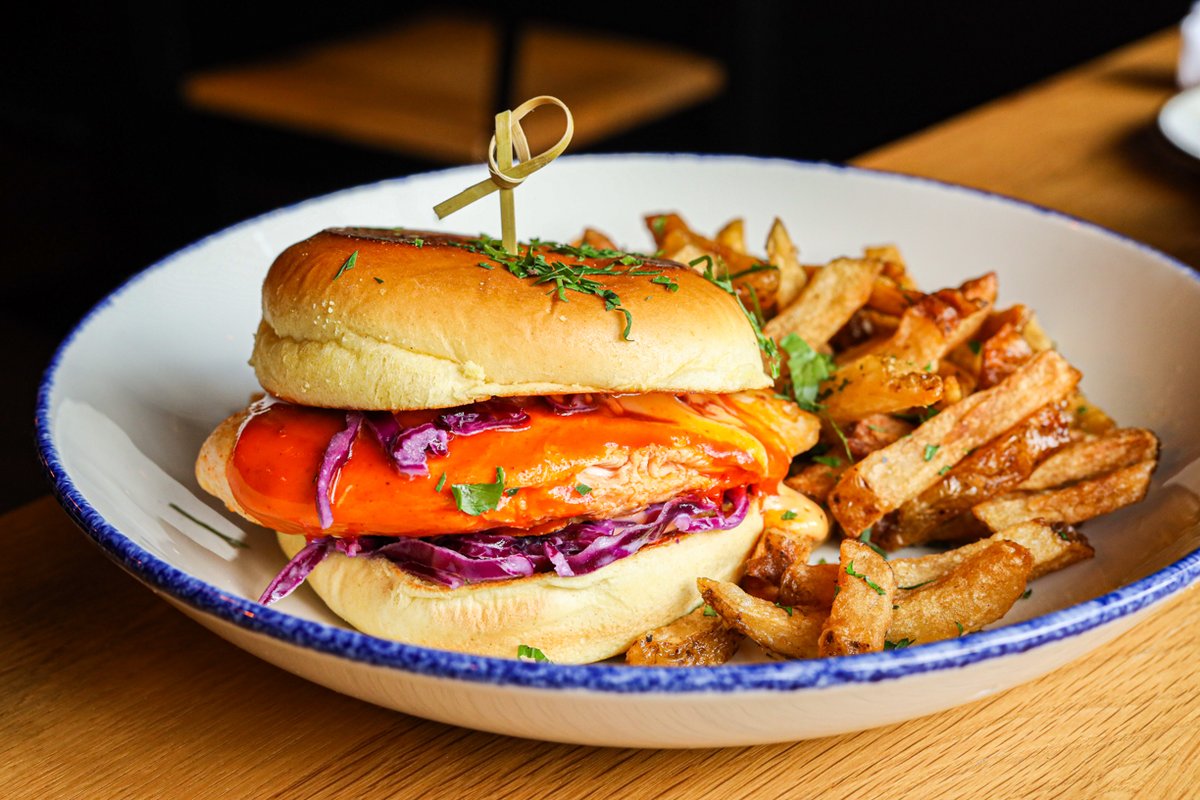 Happy hour calling your name ☎️🌶 Enjoy a spicy buffalo chicken sandwich on our daily happy hour menu every day from 4-6pm! 

📸 MADN Agency

#landandlakeaville #andersonvillechicago #avilleeats #happyhour #lunchtime #buffalochickensandwich