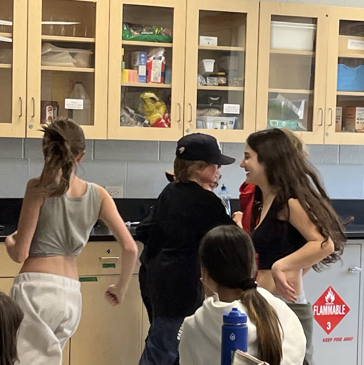Les enfants de 7e <a href="/EJJamesPS/">EJ James PS</a> ont créé des danses de particules pour démontrer la différence entre la dilatation et la contraction.