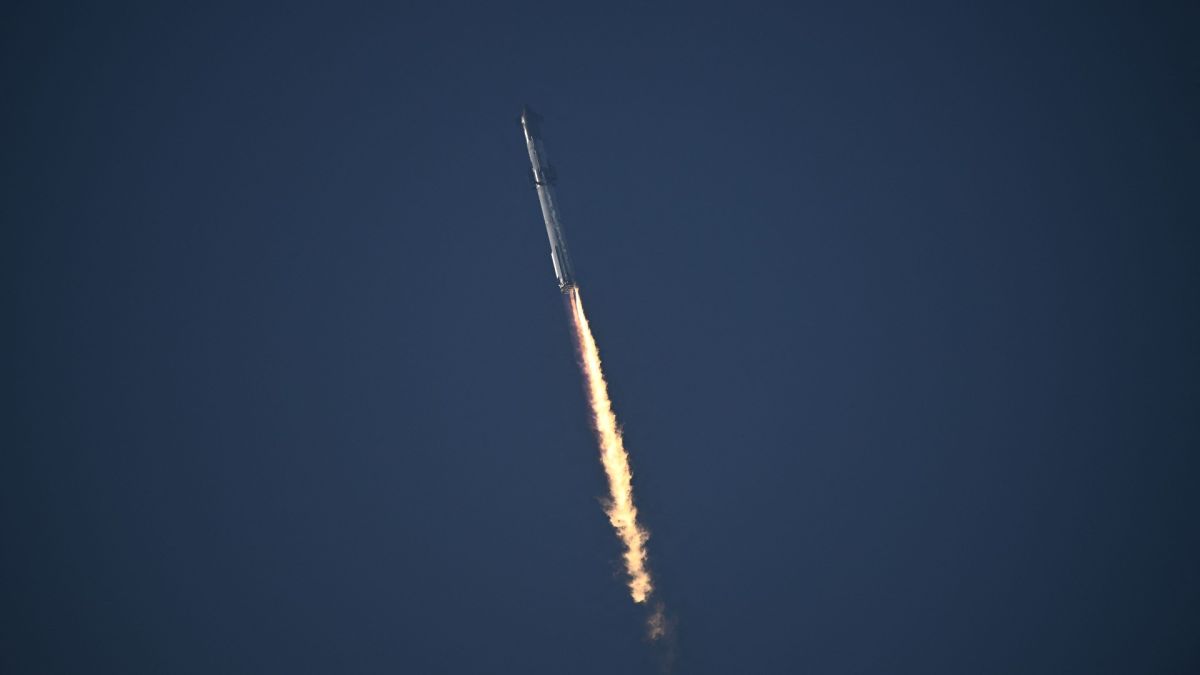 SPACEdotcom's tweet photo. Watching SpaceX's Starship launch as the world's largest rocket felt simply unreal (video) https://t.co/xaIksmkwPG https://t.co/eYayPdVvck