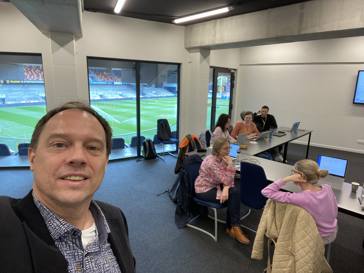 MelleTuik's tweet photo. Leuk hoor, dagje training #arbeidsmarktcommunicatie geven namens de @academievooramc in België bij @Telenet in het stadion van @kvmechelen. https://t.co/OOZASUI0QR