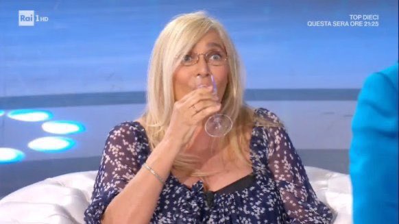 SparkleInMyStep's tweet photo. prontissima a vedere federica che smerda le mediterranee #pechinoexpress https://t.co/W2HfwOjdpF