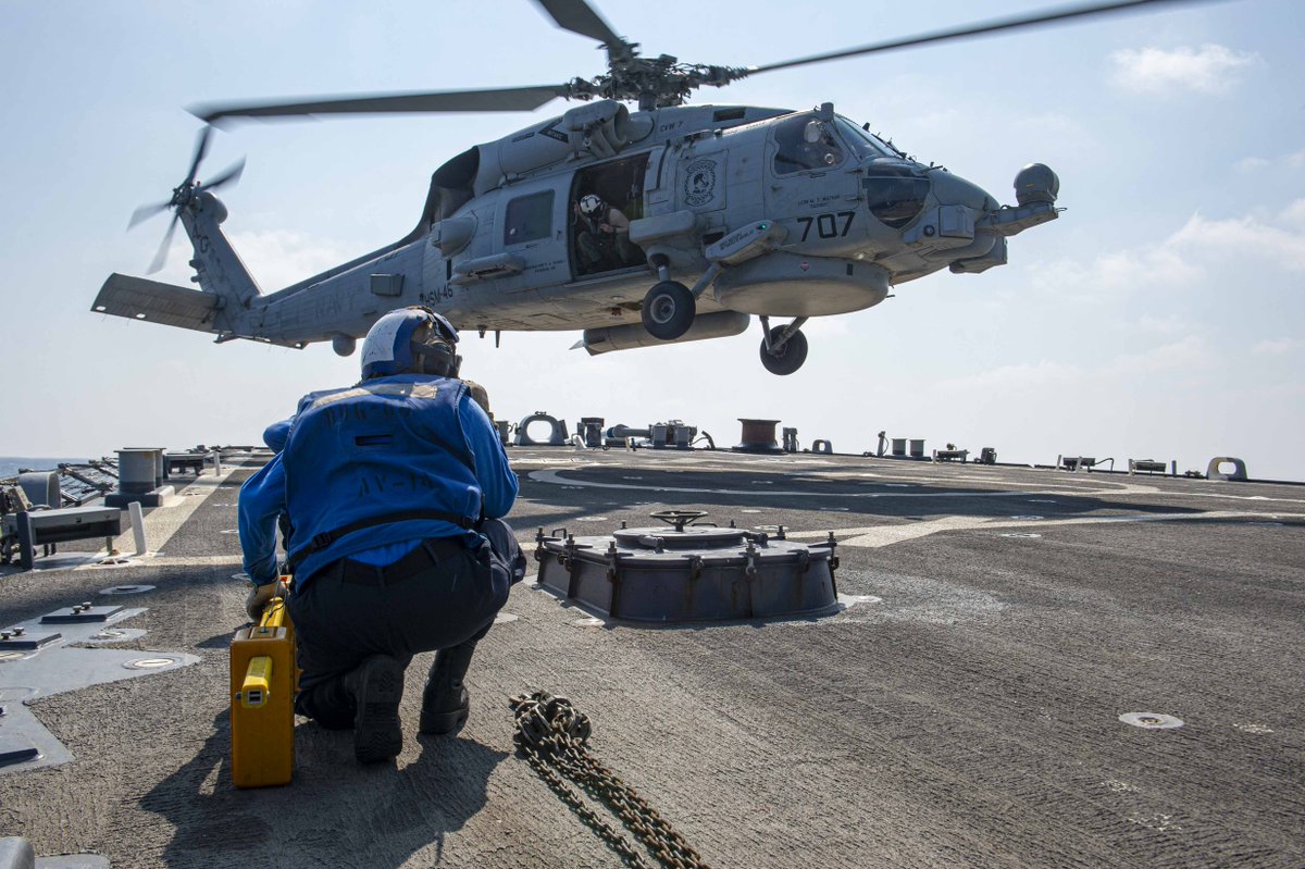 Top 🔝 📸 Shots

1️⃣ #USSIllinois gives a tour to #RepublicofKoreaNavy

2️⃣ #USSPaulHamilton in Port of Eilat, Israel while in @US5thFleet

3️⃣ #USSCarterHall amphibious operations in the Atlantic Ocean

4️⃣ #USSPaulHamilton flight ops in the Arabian Sea

#NavyPresence