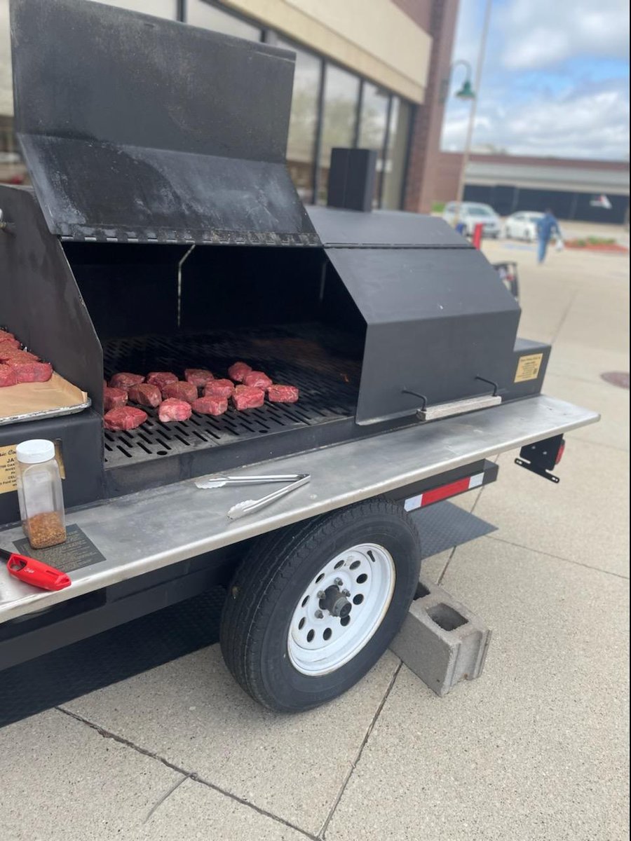 JohnstonHyVee's tweet photo. Every Thursday night is steak night!Stop in and pick up a 8oz sirloin, baked potato, green beans for $10. Add sautéed mushrooms and onions for an extra 1.00 ! https://t.co/IXO6yfhgLo