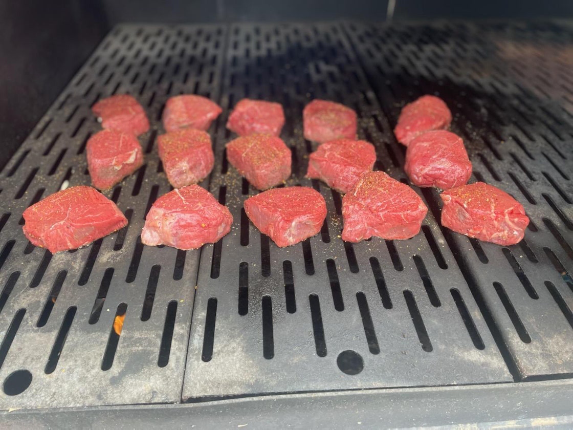 JohnstonHyVee's tweet photo. Every Thursday night is steak night!Stop in and pick up a 8oz sirloin, baked potato, green beans for $10. Add sautéed mushrooms and onions for an extra 1.00 ! https://t.co/IXO6yfhgLo