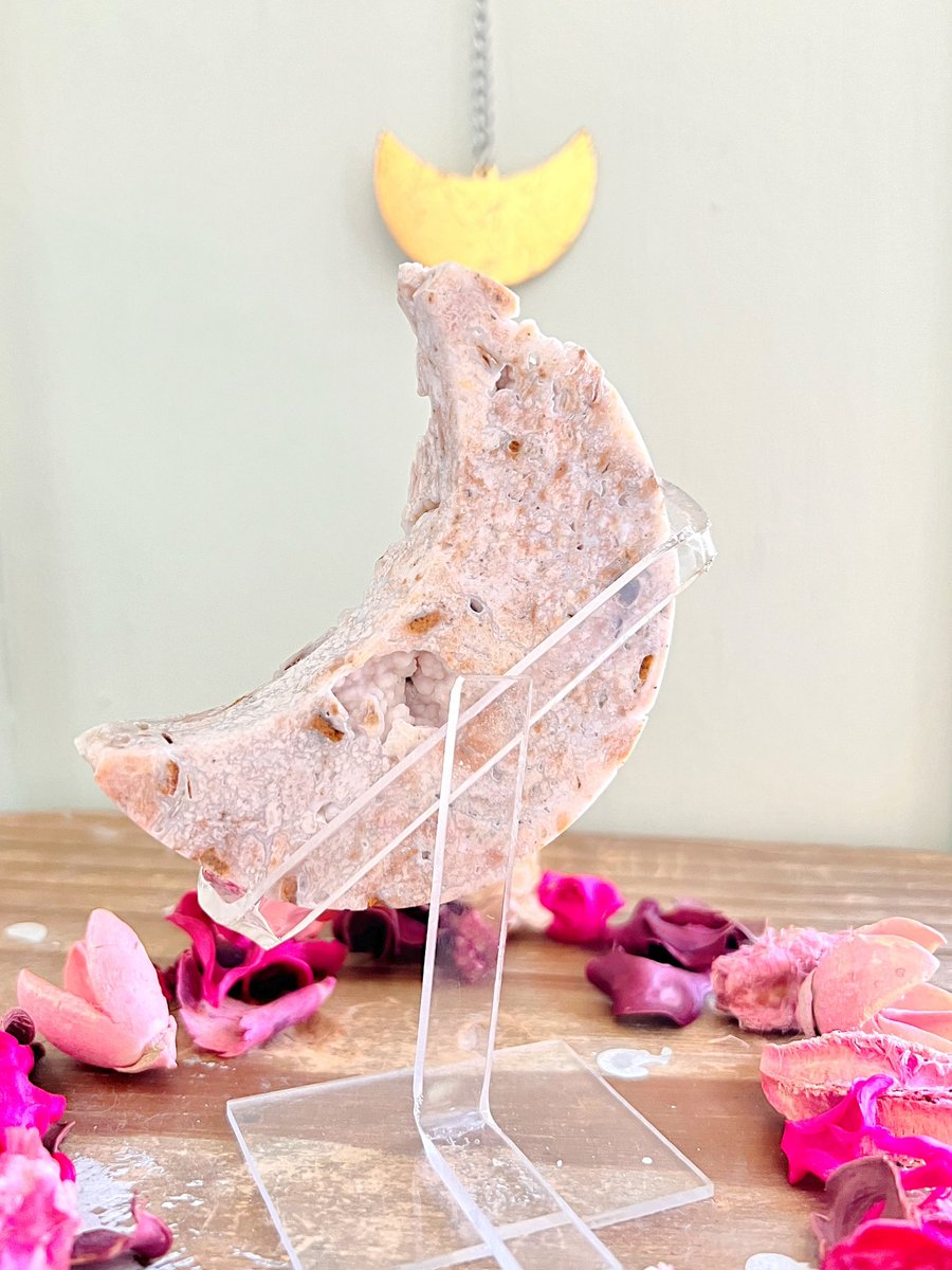 Annabtlouise's tweet photo. This is my first time having Smithsonite in the shop &amp; it is SO COOL not to mention incredibly sparkly!🌜🌛

This beauty comes with the specially curated stand &amp; can be removed!

Can we find this beauty a home today? https://t.co/YKjo4TVmPN comes with a gift &amp; same/next day ship! https://t.co/0rmmua94O2