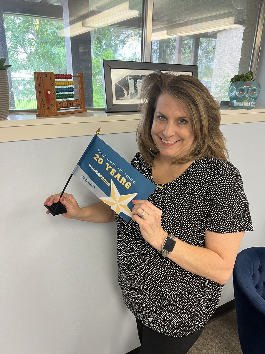 awolfeinnovate's tweet photo. Our very own Director of Math with her new 20-year flag!  Congrats! @staceyweirich1 https://t.co/ARkvN6DPK7