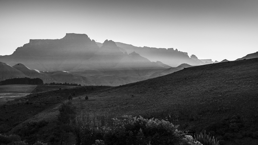 PlanetPhotosZA's tweet photo. Drakensberg mountains. https://t.co/mV37hXpLYo