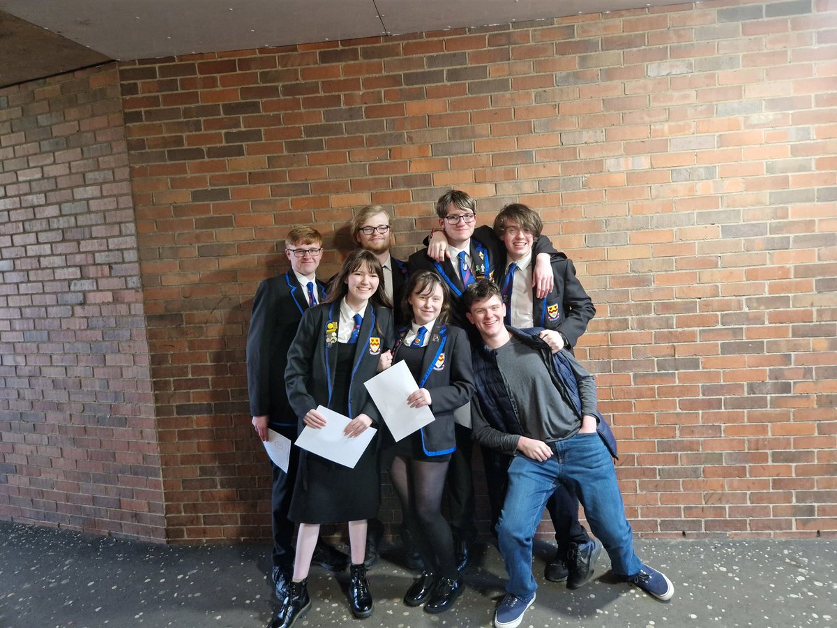 bigwullie83's tweet photo. Ellie &amp; some of her friend group @CN_HS @LunnyAj @ronalunny https://t.co/x42zdRXMT5