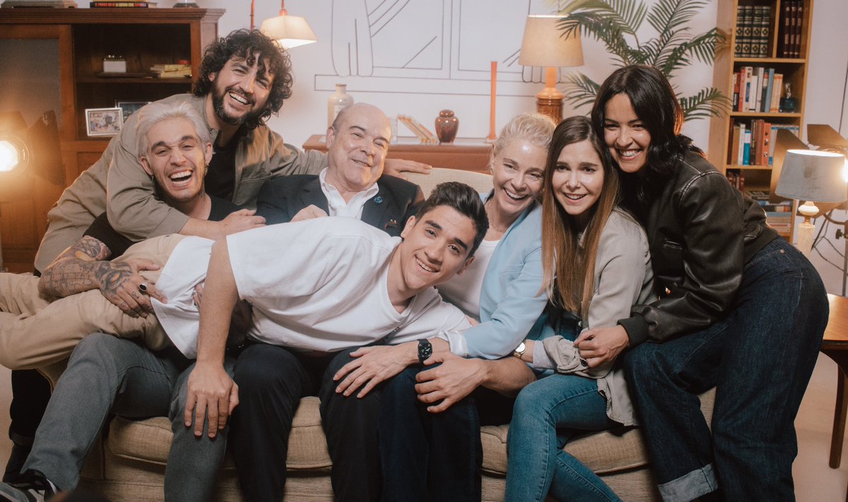 Uff! Me puede la emoción! 

La música siempre ha estado muy unida a ‘Los Serrano’, no podía faltar el #1mas1son7 para poner banda sonora a este reencuentro junto a @despistaos …

A las 00.00hs es vuestra:

youtube.com/watch?v=WoE6sG…
