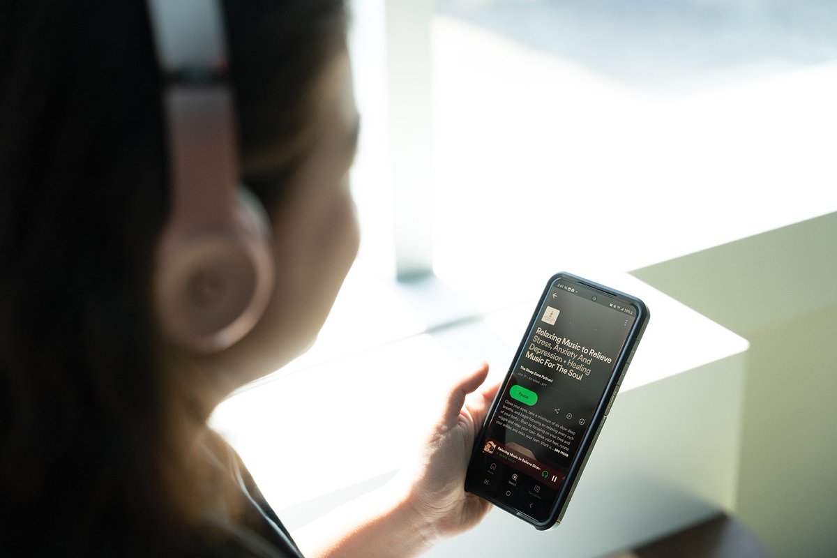 HumberScribeMag's tweet photo. “Sometimes I may not be comfortable talking about a certain topic that you can express through music therapy,” - Justin Webb

Listening to or playing Music turns out to be helpful for people in distress. Read more when Isabelle Ferrante’s story gets released on Scribe Magazine! https://t.co/eBmdySDv8A