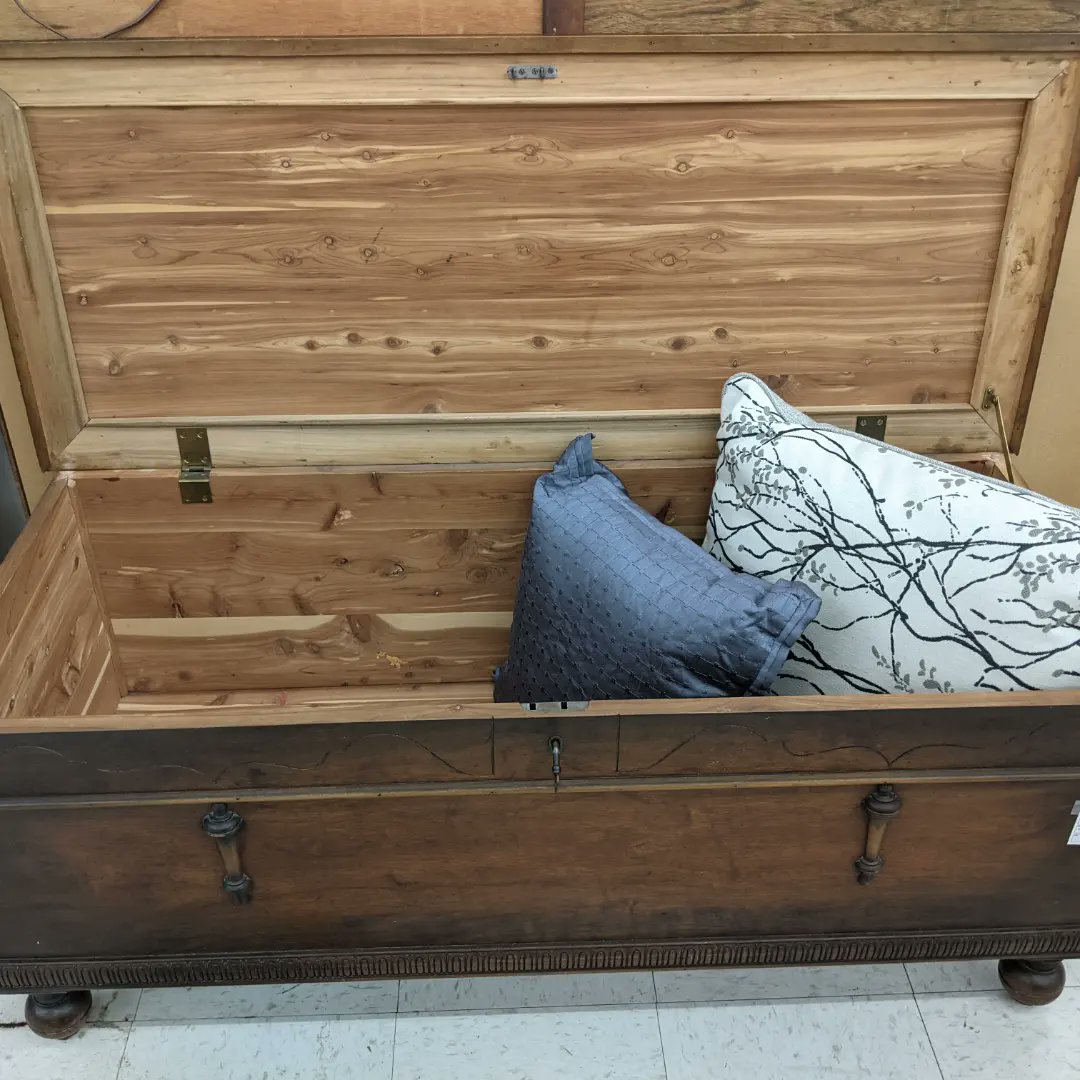 DropInnResale's tweet photo. Antique Cedar Chest
L 47" W 19" H 20"
$180

#dropinncr #thrifting #HopeHelpHealing #blessingreaction https://t.co/a6X5Hx9hn4