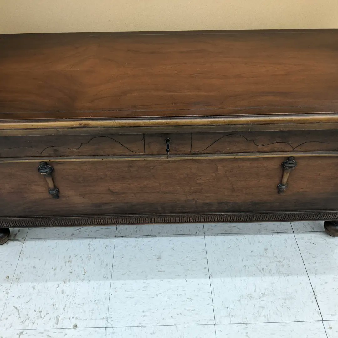 DropInnResale's tweet photo. Antique Cedar Chest
L 47" W 19" H 20"
$180

#dropinncr #thrifting #HopeHelpHealing #blessingreaction https://t.co/a6X5Hx9hn4