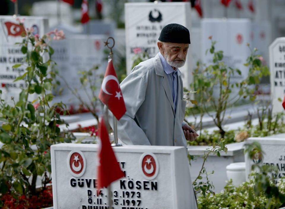 TurkPolisiTC's tweet photo. Huzur içinde bayram kutluyorsak, o serdengeçenler sayesindedir. Şehitlerimizin ruhları şad olsun. 

Ramazan bayramımız mübarek olsun.

#RamazanBayramı https://t.co/J5FD5E2raX