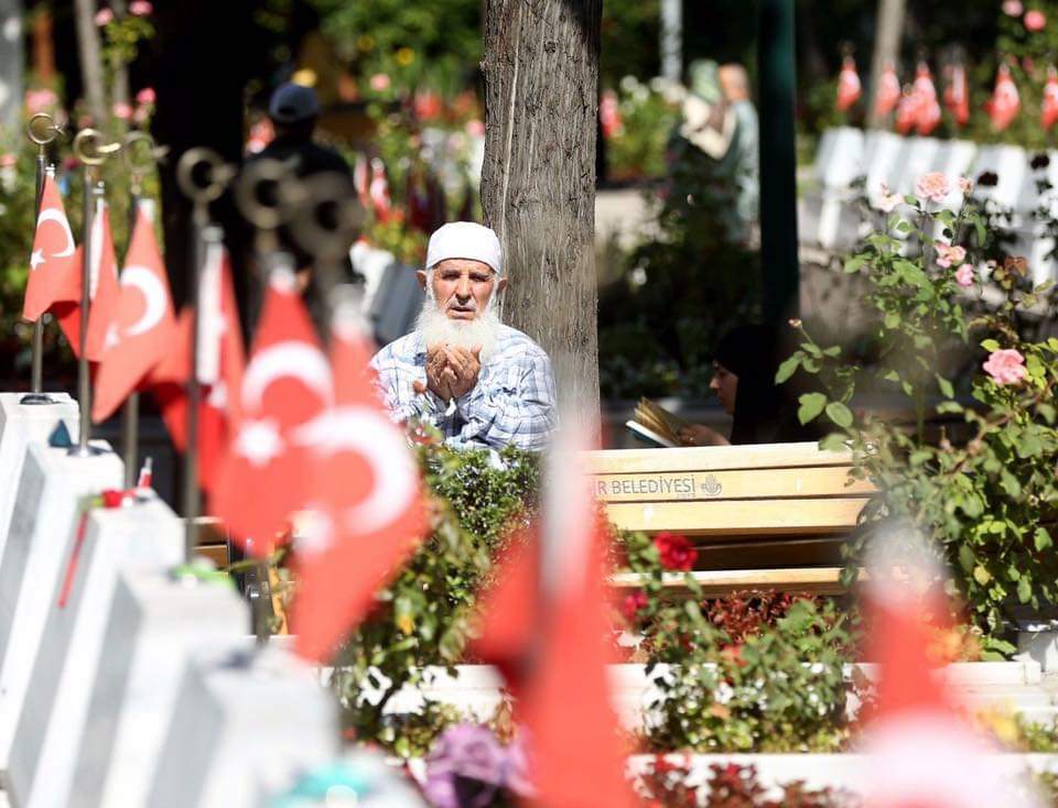 TurkPolisiTC's tweet photo. Huzur içinde bayram kutluyorsak, o serdengeçenler sayesindedir. Şehitlerimizin ruhları şad olsun. 

Ramazan bayramımız mübarek olsun.

#RamazanBayramı https://t.co/J5FD5E2raX