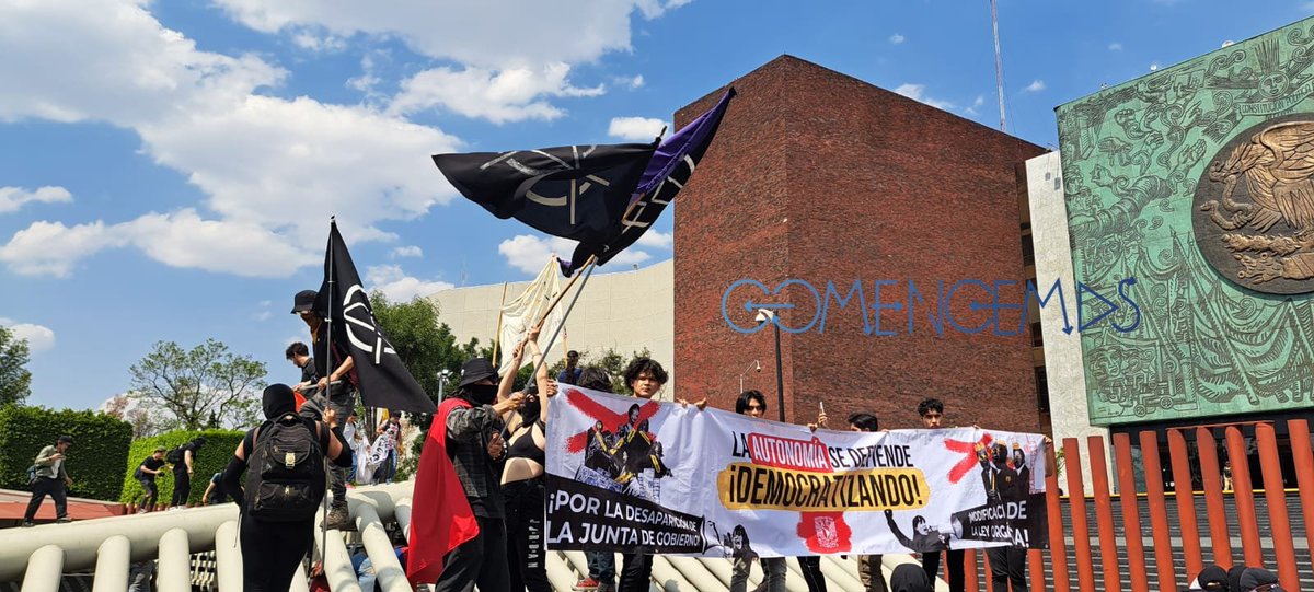 ComencemosMC's tweet photo. #Últimominuto

Contingentes estudiantiles de la #UNAM realizan un mitin frente a la Camara de Diputados después de marchar desde el zocalo, por "La defensa de la educación pública".

#ComencemosInformado https://t.co/wqcWahazuN