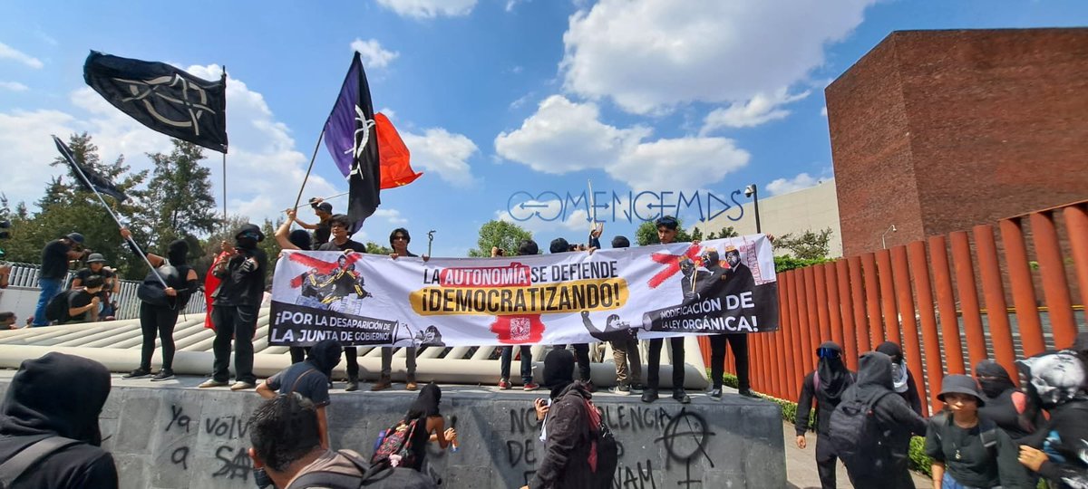 ComencemosMC's tweet photo. #Últimominuto

Contingentes estudiantiles de la #UNAM realizan un mitin frente a la Camara de Diputados después de marchar desde el zocalo, por "La defensa de la educación pública".

#ComencemosInformado https://t.co/wqcWahazuN
