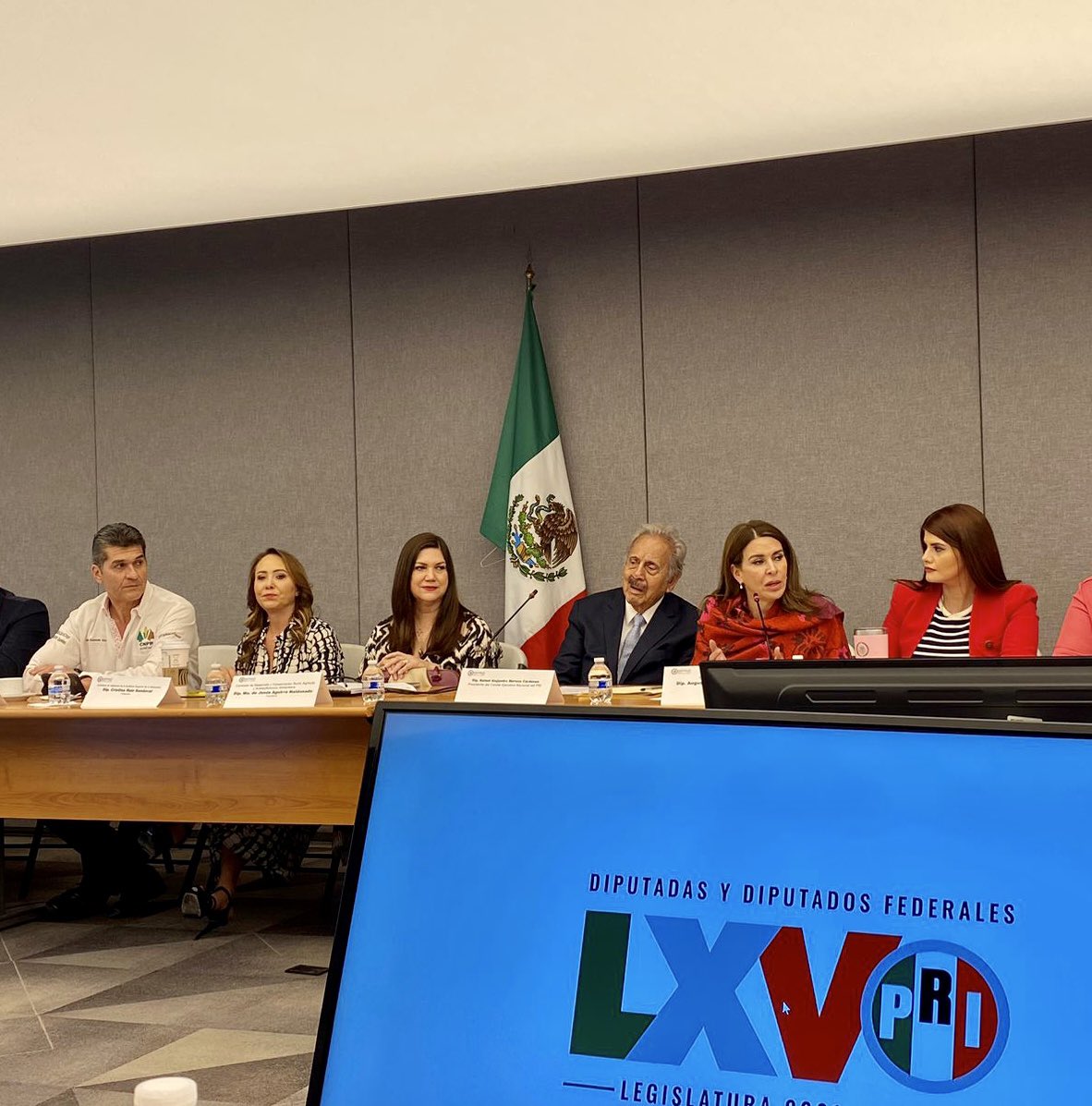 QroCnpr's tweet photo. Gracias @Mx_Diputados @_diputadospri por invitación para exponer la urgencia de acciones de apoyo a Productores del Campo Mexicano ante desaparición de la @FNDMX por el @gobmx , hablaban de soberanía alimentaria pero en la realidad sus acciones demuestran lo contrario. @CNPRmx https://t.co/SZcKqFJuF8