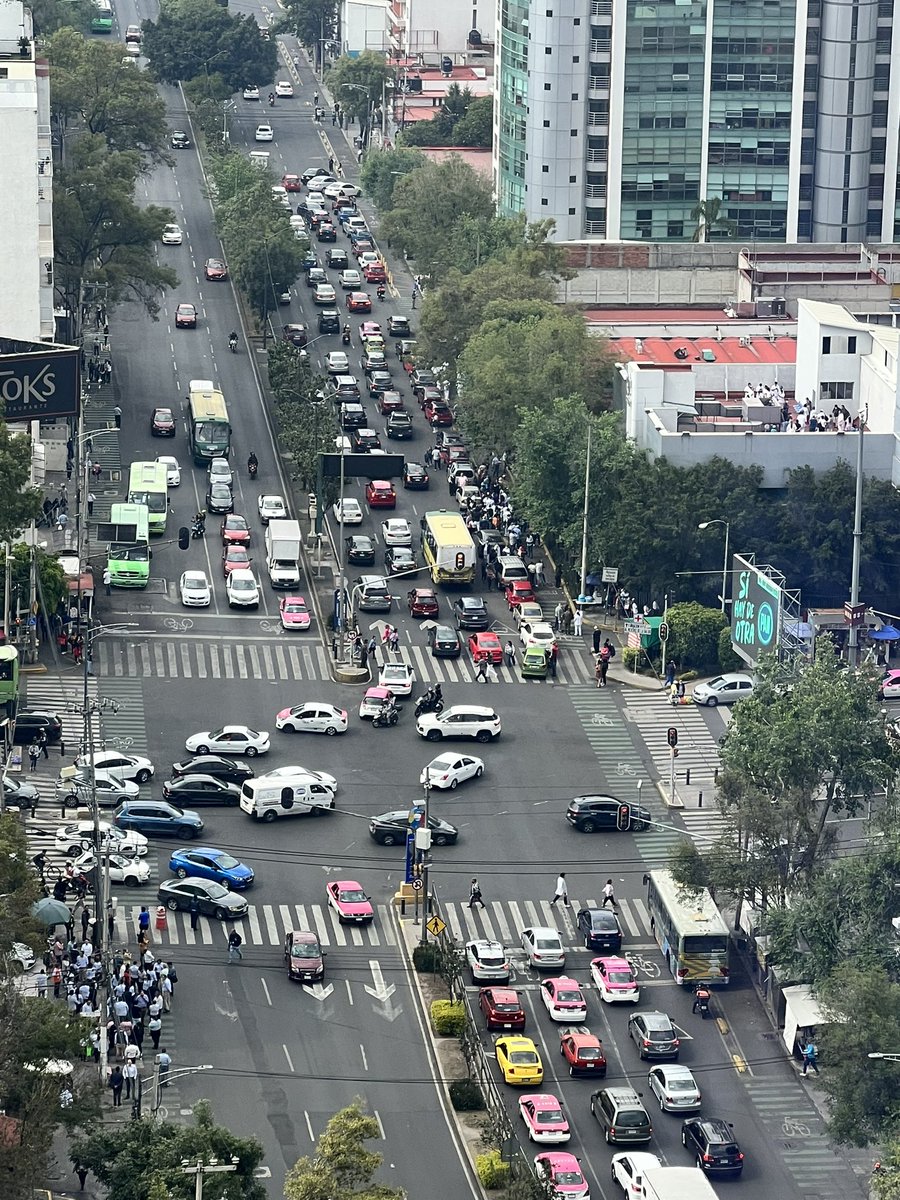 ferchus45's tweet photo. @SkyAlertMx Se sintió como un golpe por metro Barranca, la gente salió de sus edificios. https://t.co/VMty9YNw60