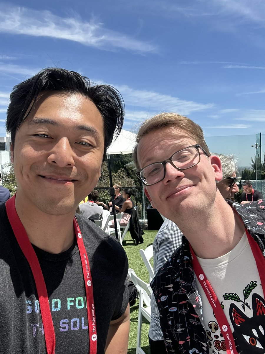 Gm @hankgreen , OG science educator on YouTube inspiring millions 

#creatorsummit