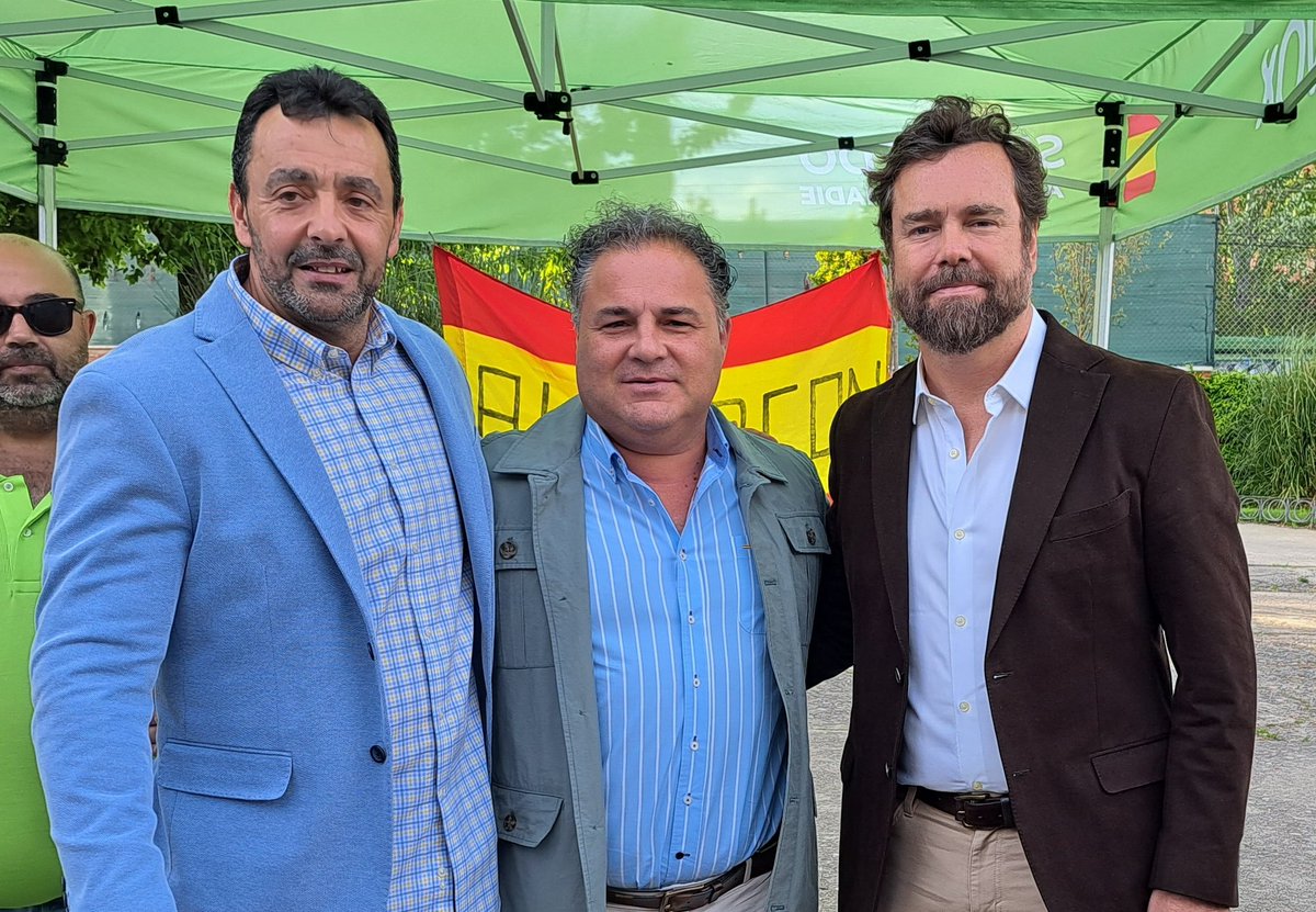 Antoniovillar73's tweet photo. Como maestrillo de escuela, me gusta aprender de los mejores...
@ivanedlm y @PedroMorenoGmz
Objetivo... la Revolución de lo Normal.
Conseguiremos el #CinturonVerde y el #CorredorVerde
#NuestraPatriaNuestrosBarrios
#CuidandoDeLoNuestro
@VOX_Alcala https://t.co/Xb7xelTZV3