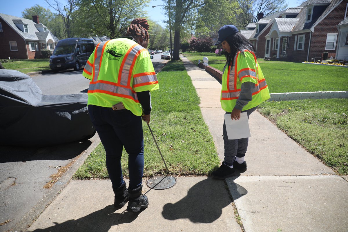 RichmondDPU's tweet photo. #DPUTwitterTakeover: Today we’re practicing manual water meter reading. Let’s pop open the meter box and see what we’re working with. https://t.co/PyAdjEcHdZ