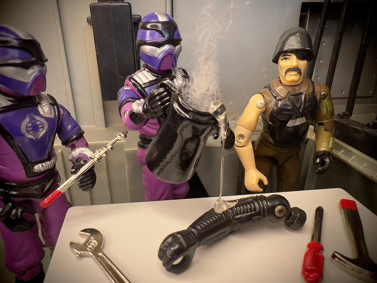 they’re trying anything to finally fix the stuck joint on major bludd’s arm shield this #technoviperthursday 

#gijoe #cobra #toyphotography #vintagejoes #gijoenation #oring #arah #actionfigures #majorbludd #technoviper