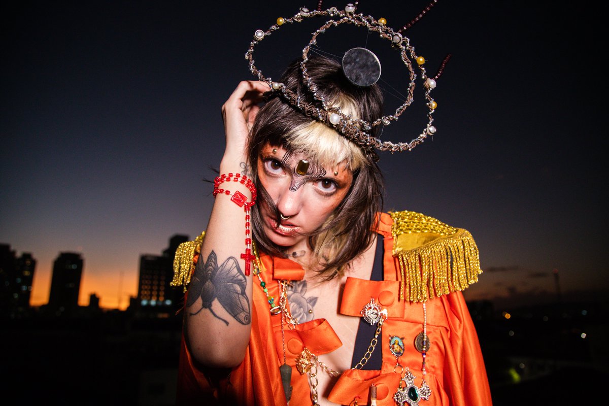 essa #sextasei, no <a href="/baixocentro1/">baixocentro</a>, "é uma encruzilhada mesmo, um altar de todos os santos, a mistura do Brasil com o Egito, queridas", como avisa a artista ÀIYÉ <a href="/larissaconforto/">Larissa Conforto</a> na faixa introdutória de "Transes", o maravilhoso álbum que chegou hoje, abrindo os caminhos