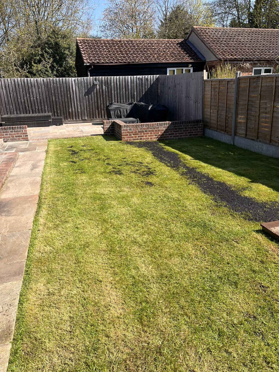 DH_Maintenance's tweet image. A lovely day until the #forecastrain arrived later this afternoon🙈 first thing it was cutting @AllettMowers light scarifying,#aerating &amp;amp; #overseeding #levelling @qualityseed @FieldCompostLtd 👍 still more #moss to get out before weed &amp;amp; feed 🙈