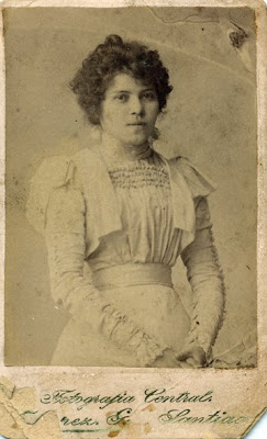 rodrigobravoa's tweet photo. Un 20 de abril de 1875 nace en Copiapó 🇨🇱 María Griselda Hinojosa, primera mujer que recibe el título de Farmacéutica en el país, el cual obtuvo en 1899 en la @uchile. ¡Historia pura! https://t.co/yGwphq3Eyp