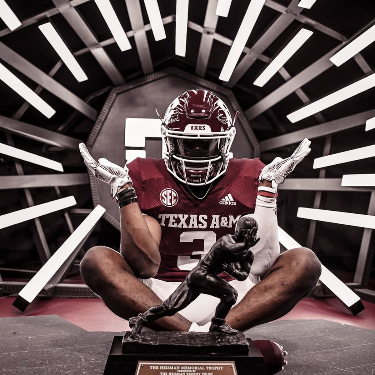 3LaQuanRobinson's tweet photo. After a great talk with with @ElijahSandweiss i am blessed too receive a offer from @AggieFootball 
#OnTopSoon @HolmesccFB 
#Hollywood https://t.co/BR4hVHodgy