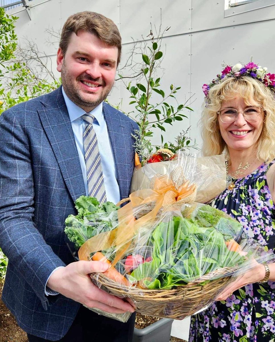 Gleðilegt sumar ☀️ Sumardagurinn fyrsti í Garðyrkjuskólanum og ráðherrann sendur heim með fulla körfu af grænmeti sem ræktað er af nemendum 🇮🇸