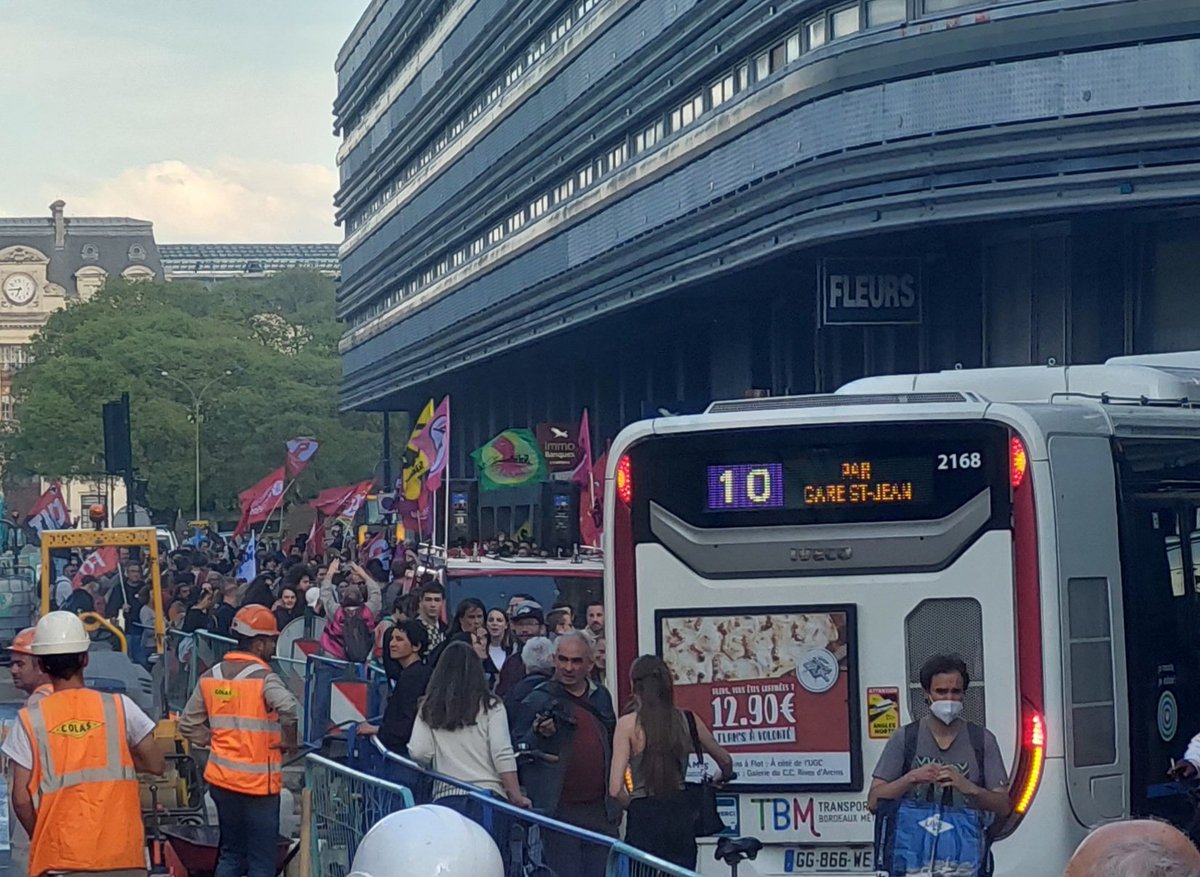 JCGaliacy's tweet photo. Petit souci technique cours de la Marne à #Bordeaux, un bus a bloqué le passage de la manifestation contre les retraites une dizaine de minutes. Elle vient finalement de repartir.  Bonne ambiance dans le cortège. https://t.co/EFOg8b7dvi