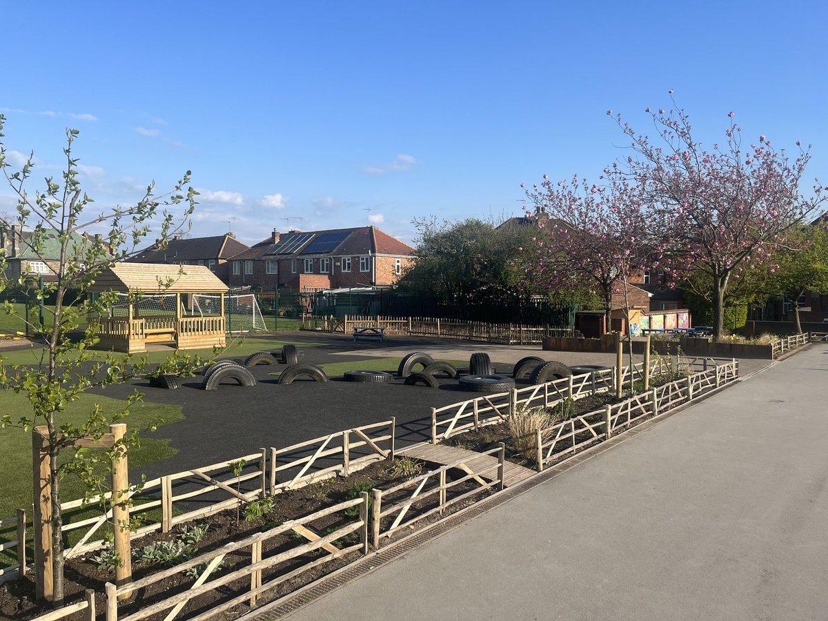 AbbeyMead_TMET's tweet photo. One of our favourite times of year at Abbey Mead as our grounds begin to burst into colour! 🌸🌺🌼 This year is even more exciting with our new outdoor classrooms and landscaped grounds to support our Sustainable Drainage Systems 💦 @TreesforCities @WildscapesCoop @EcoSchoolsLCC https://t.co/iHUY9BfZ8m