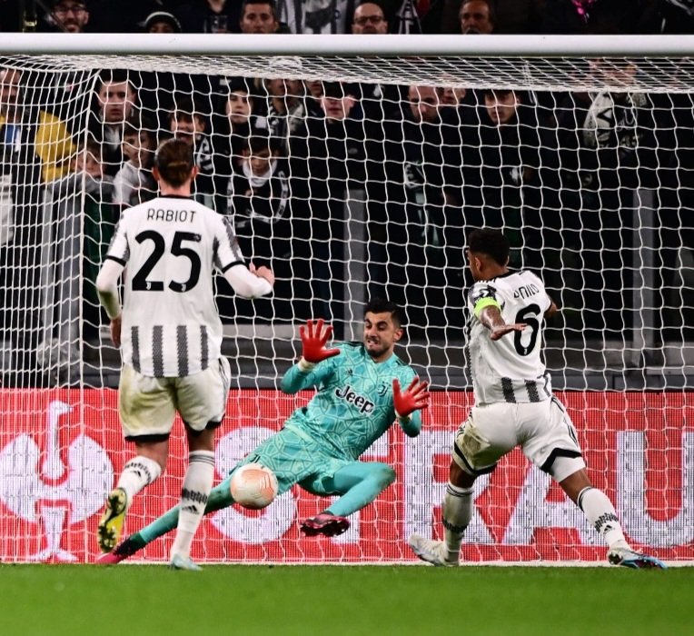_TweetFoot_'s tweet photo. 🤯 La Juventus a récupéré ses 15 points perdus suite au retrait il y a quelques semaines pour des transferts jugés frauduleux.

👉 La vieille dame remonte ainsi à la 3e place du classement de Serie A ! https://t.co/8a1eVTKNv3