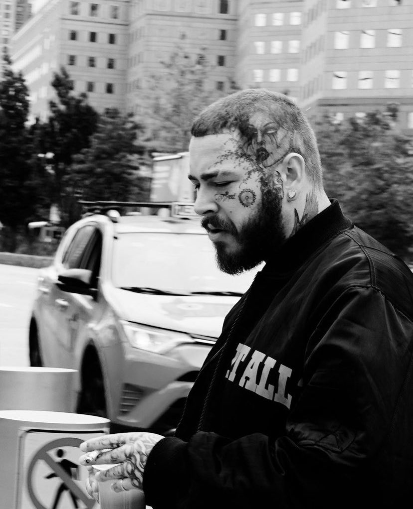 DstnCreepy's tweet photo. Post Malone se convierte en el primer artista en la historia en tener 8 certificaciones DIAMANTE, la cual se les da a las canciones que superan las 10 MILLONES DE VENTAS.

💎#WhiteIverson
💎#Congratulations
💎#IFallApart
💎#Rockstar
💎#Psycho
💎#BetterNow
💎#Sunflower
💎#Circles https://t.co/RpckgcfT72